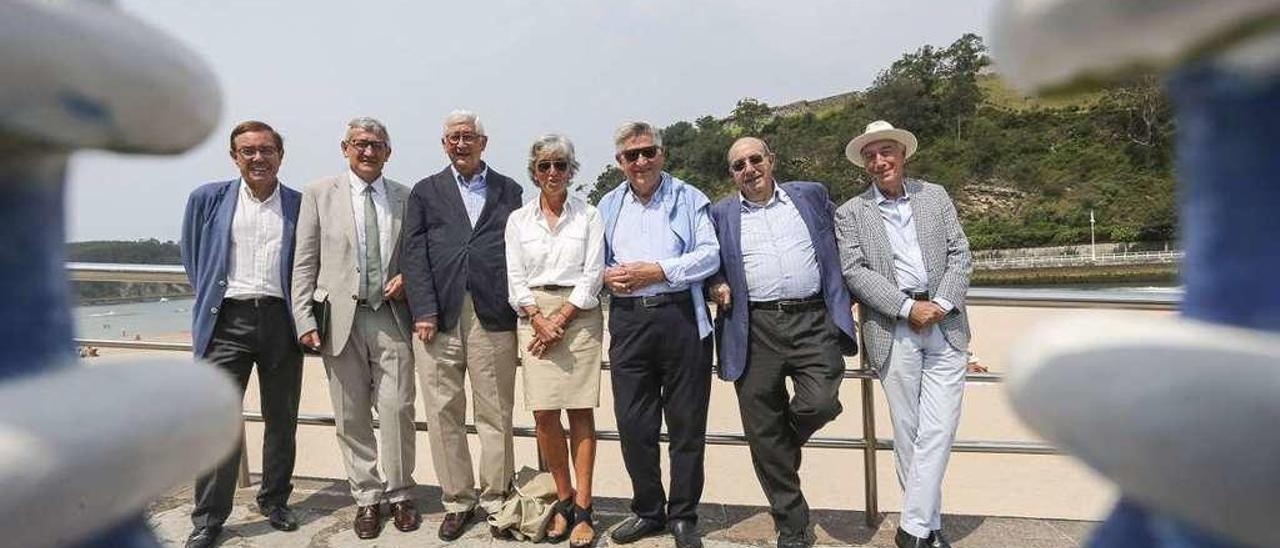 Por la izquierda, Juan Vázquez, Santiago García Granda, Rafael Puyol, Zulima Fernández, Juan López Arranz, Salvador Ordóñez y Manuel Villa Cellino, ante la playa de Santa Marina de Ribadesella.