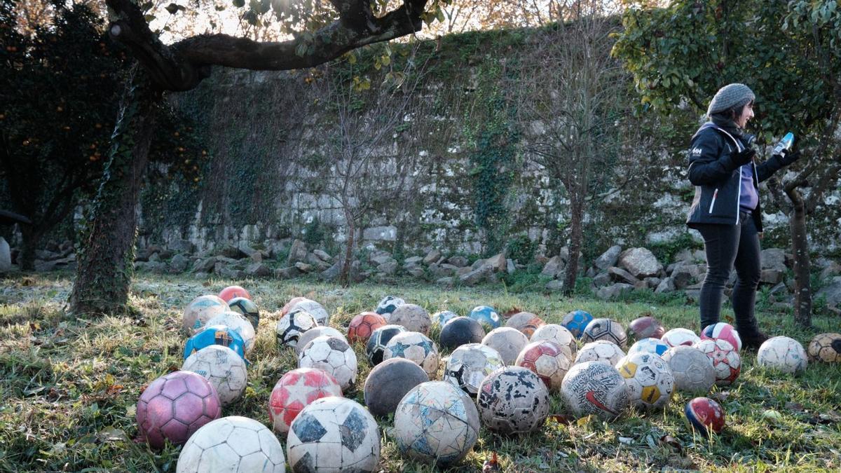 Algunas de las pelotas halladas dentro de la huerta de Santa Clara.