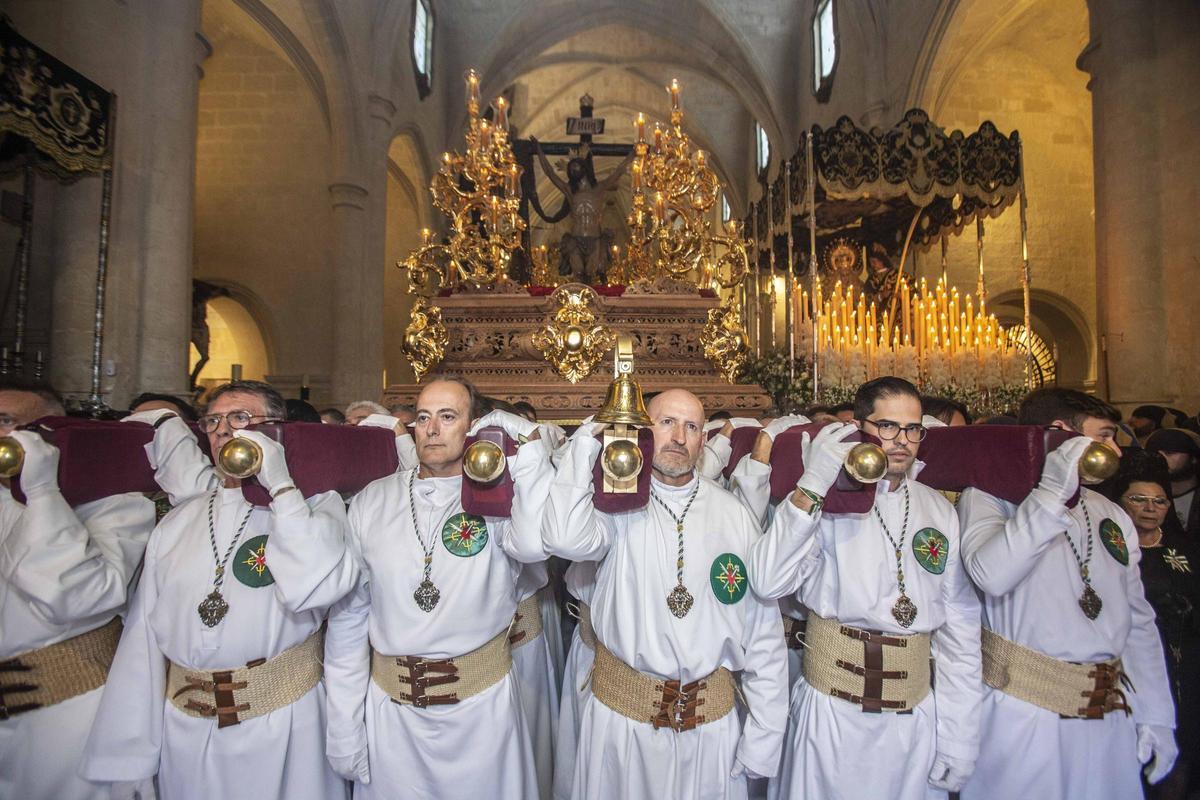 Alicante vive uno de los momentos más especiales del Martes Santo con la procesión del Cristo del Mar