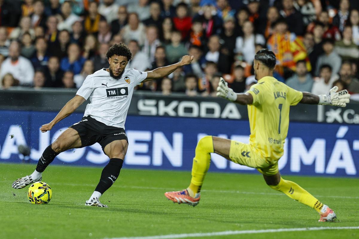 Danjuma, ante el portero, durante el partido ante el Villarreal