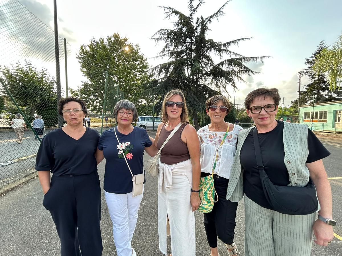 Pilar Fernández, en el centro, junto al resto de sus amigas.