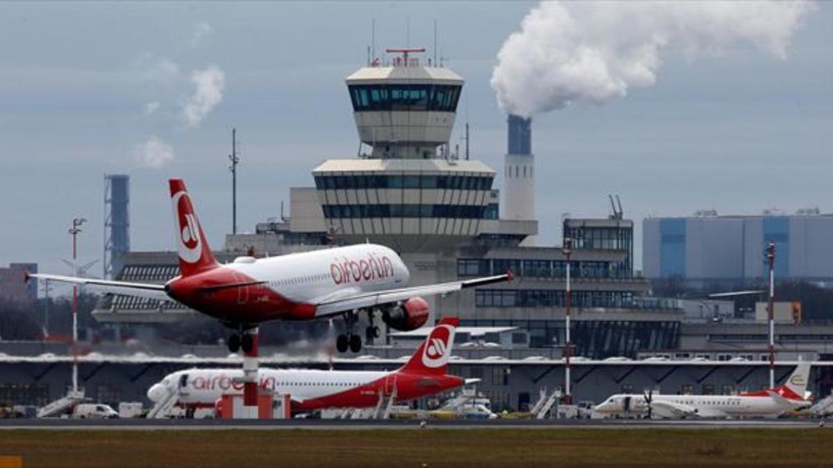 Un avión de la compañía Air Berlin despega del aeropuerto berlinés de Tegel.