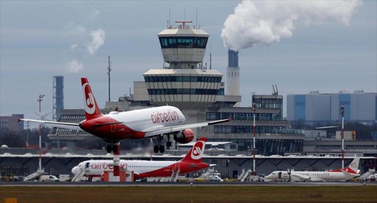 Un avión de la compañía Air Berlin despega del aeropuerto berlinés de Tegel. Un avión de la compañía Air Berlin despega del aeropuerto berlinés de Tegel.