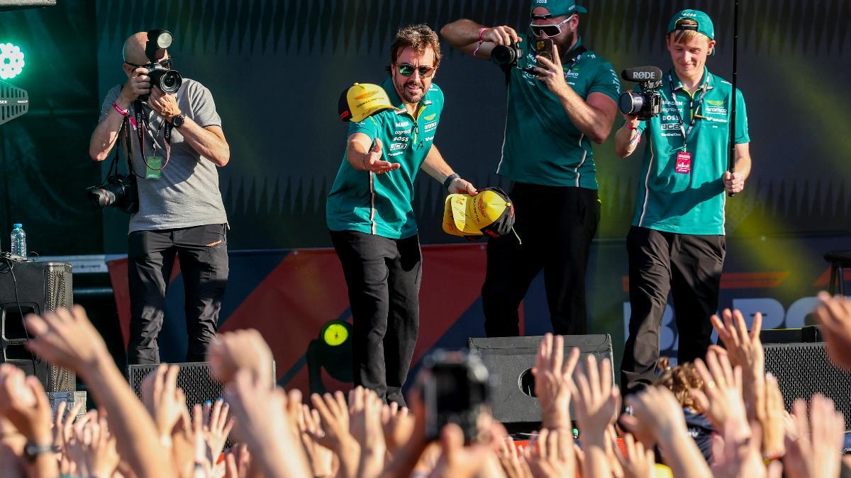 Alonso repartiendo gorras