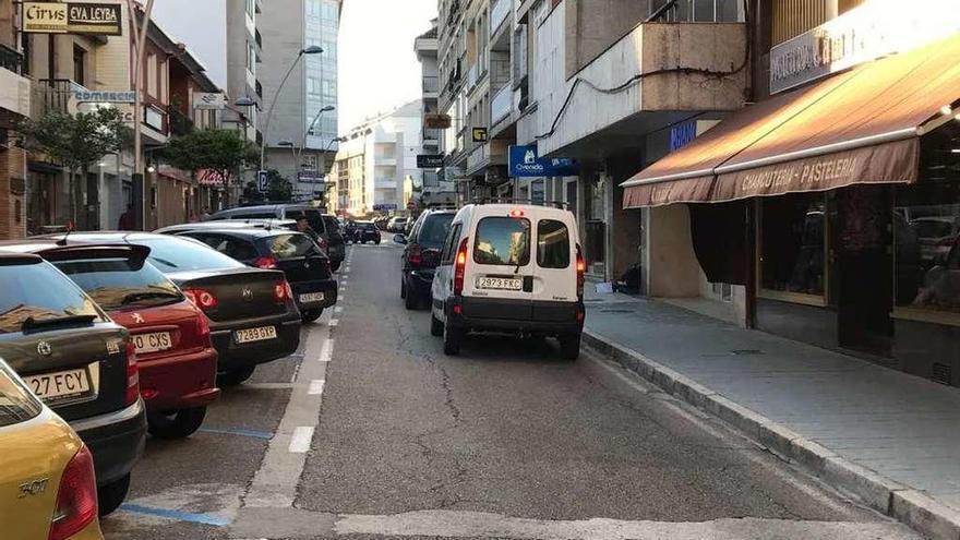 La calle Castelao o &quot;catorse&quot;, en el tramo comprendido entre sus intersecciones con la calle Luis Casais y con Luis A. Mestre. Se trata de la zona que se convertirá en peatonal. // Muñiz