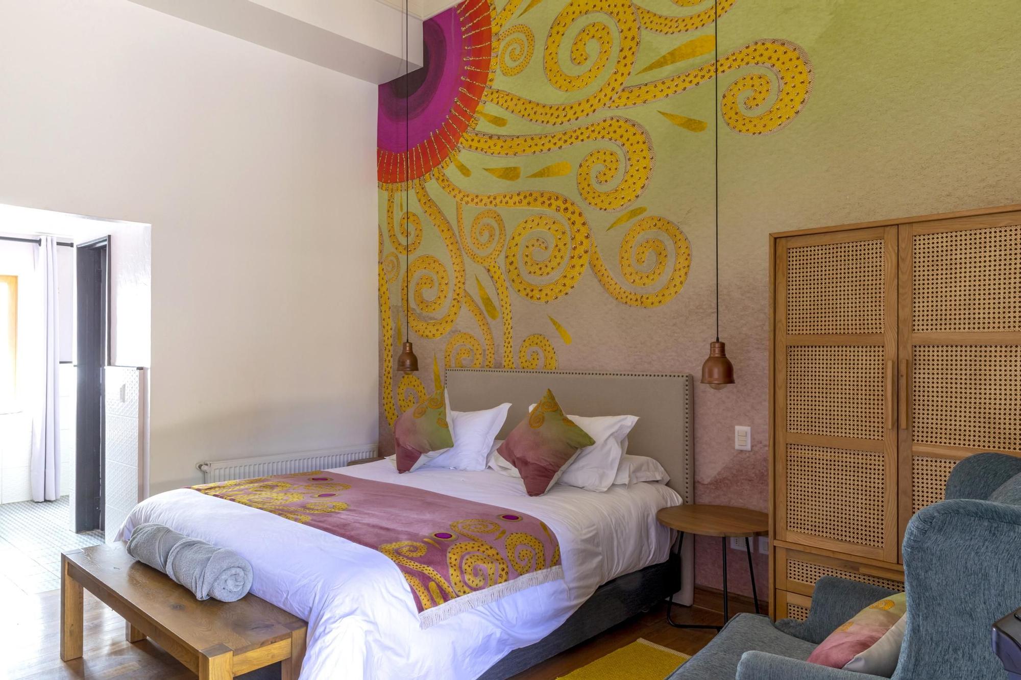 Pintura de Isa Soler en el Hotel Solar Madariaga, Vicuña.