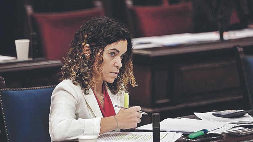 La consellera de Hacienda, Rosario SÃ¡nchez, sentada ayer en su escaÃ±o en el Parlament.