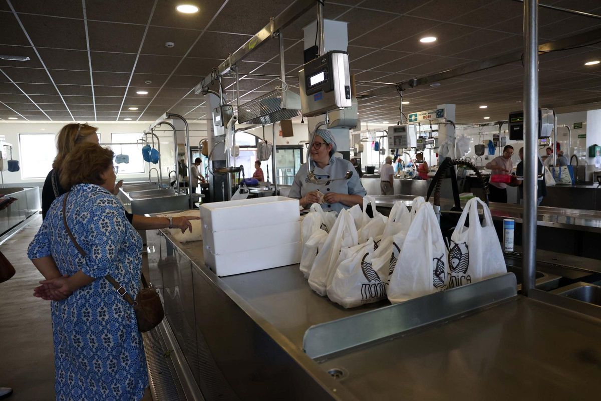 Una placera de Vilagarcía con pedidos preparados y pocos kilos para el comprador de última hora.