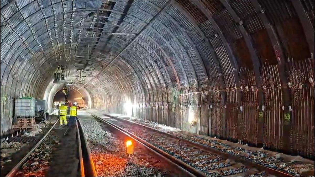 Los trenes de mercancías vuelven a circular por el Túnel de Rubí