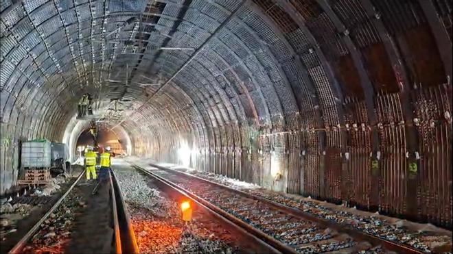 El descarrilamiento de un tren de mercancías a la entrada del túnel de Rubí corta la circulación de la R8 hasta Cerdanyola