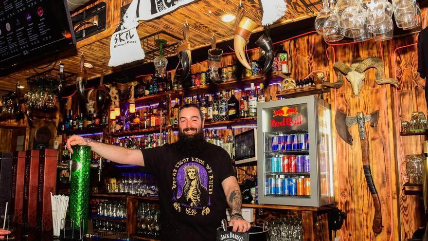 Ni una sola bombilla encendida: el bar de A Coruña que revive 'el gran apagón' por una noche