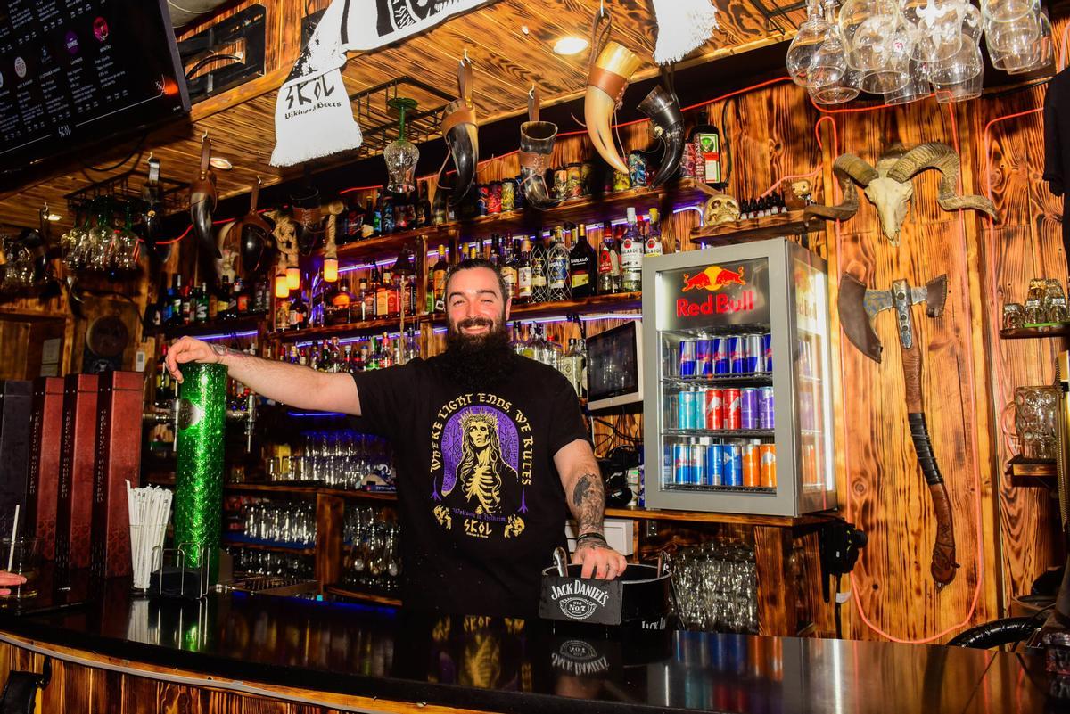 Eric Villar, uno de los empleados de la cervecería más vikinga de A Coruña, rodeado de hachas y cuernos.
