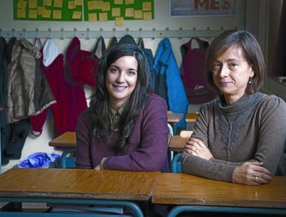 Neus Ledesma amb la seva exprofessora de català i castellà, Dolors Puerta, en una aula de la seva escola, ahir.