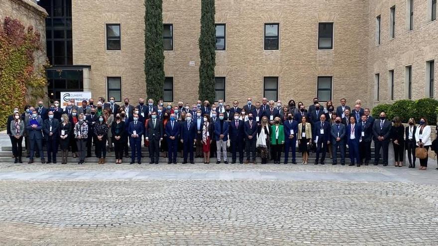 Foto de familia de las cuatro delegaciones antes de la segunda jornada de la cumbre.