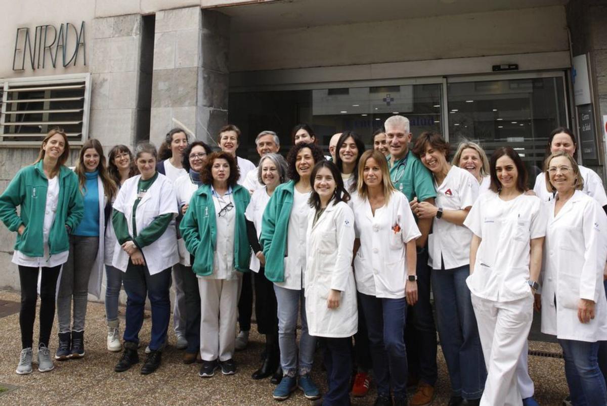 Sanitarios del centro de salud de La Calzada. | Ángel González