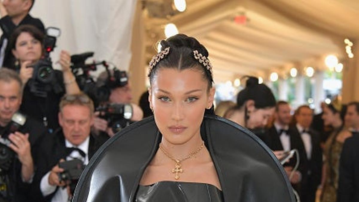 Bella Hadid pone mirada de modelo en la Gala Met