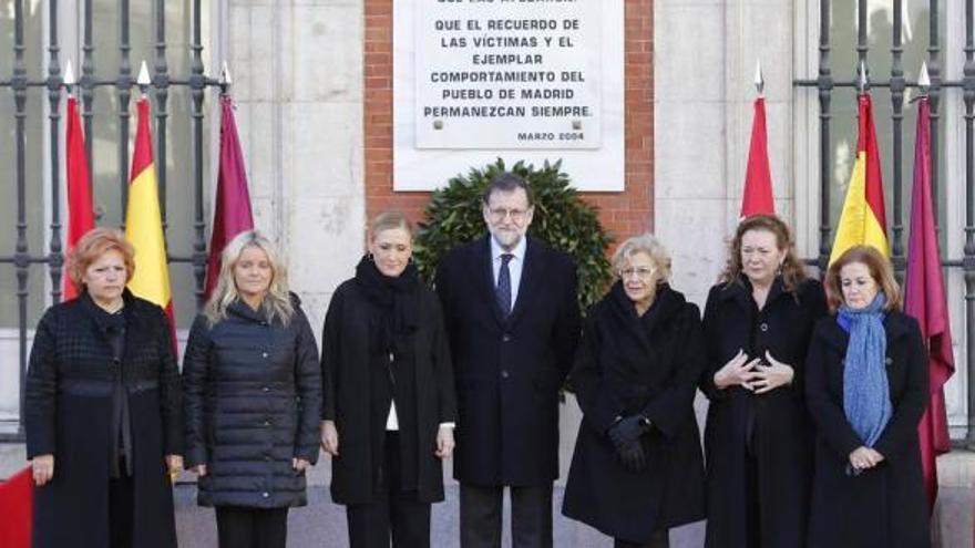 Mariano Rajoy, en el centro, junto a Cristina Cifuentes, Manuela Carmena y las representantes de las cuatro asociaciones de víctimas del terrorismo.