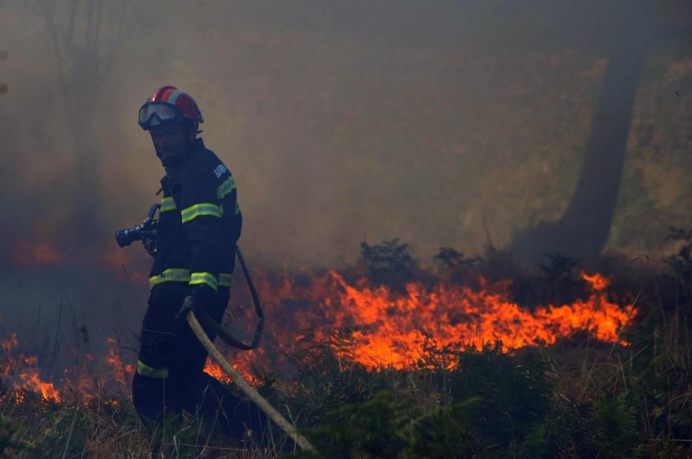 Vilagarcía lucha contra el fuego