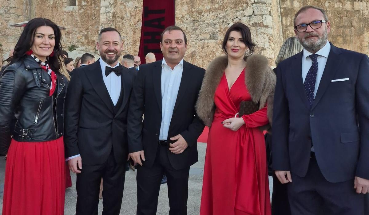 El acto congregó a buena parte del equipo de la película y autoridades tanto españolas como rumanas.