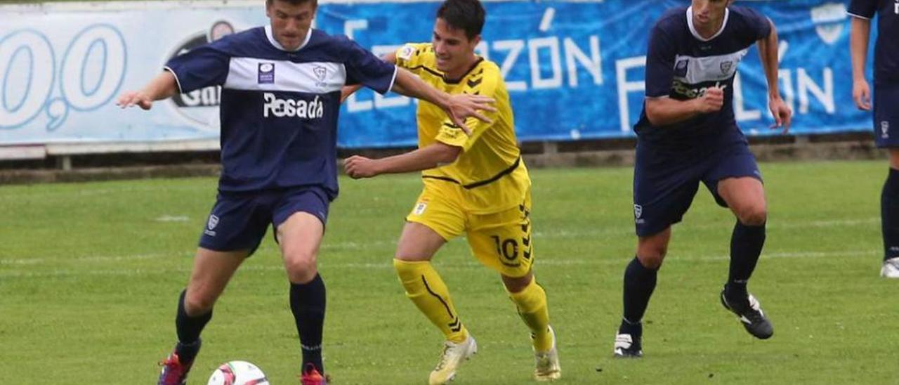 Samuel protege el balón del acoso de David Ibarra, con Pablo Hernández detrás.