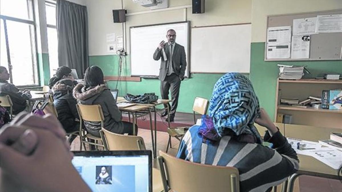 En pleno trabajo 8 Borràs se dirige a los alumnos en el instituto Milà i Fontanals.