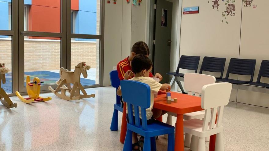 Dos menores esperan en la sala de espera de la consulta de Pediatría en un centro de salud de Murcia.