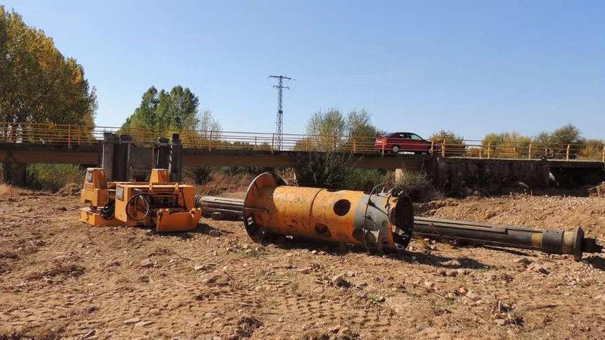 La empresa traslada hasta el arroyo, ahora seco, la maquinaria para construir el puente en Uña.