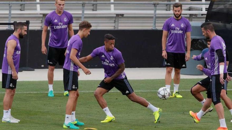 Un grupo de futbolistas del Madrid, durante un entrenamiento de pretemporada en Ohio.