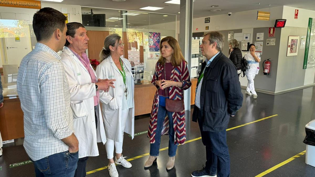 La delegada de Salud y Consumo, María Jesús Botella, ha visitado el centro de salud Aeropuerto de la capital.