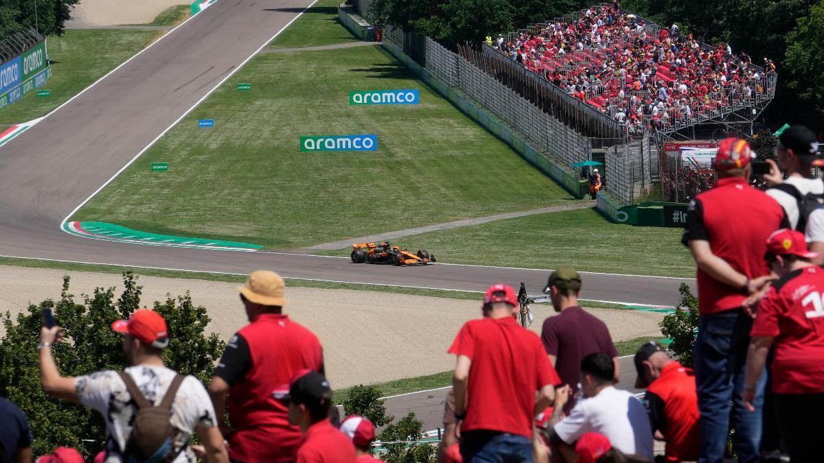 Oscar Piastri pilota el McLaren en el circuito de Imola