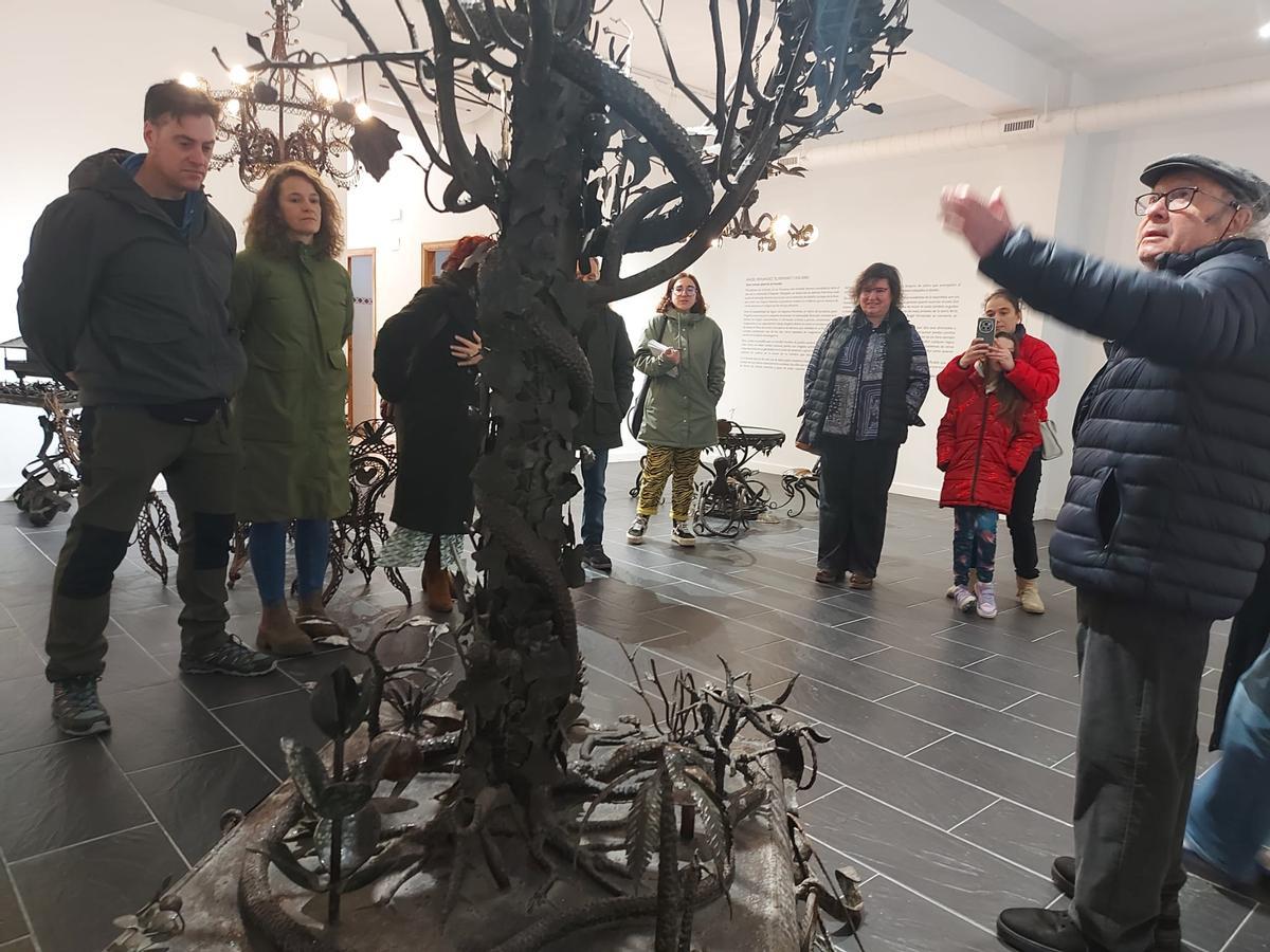 En imágenes: La primera visita guiada al "Universo Herminio", un éxito en La Caridad