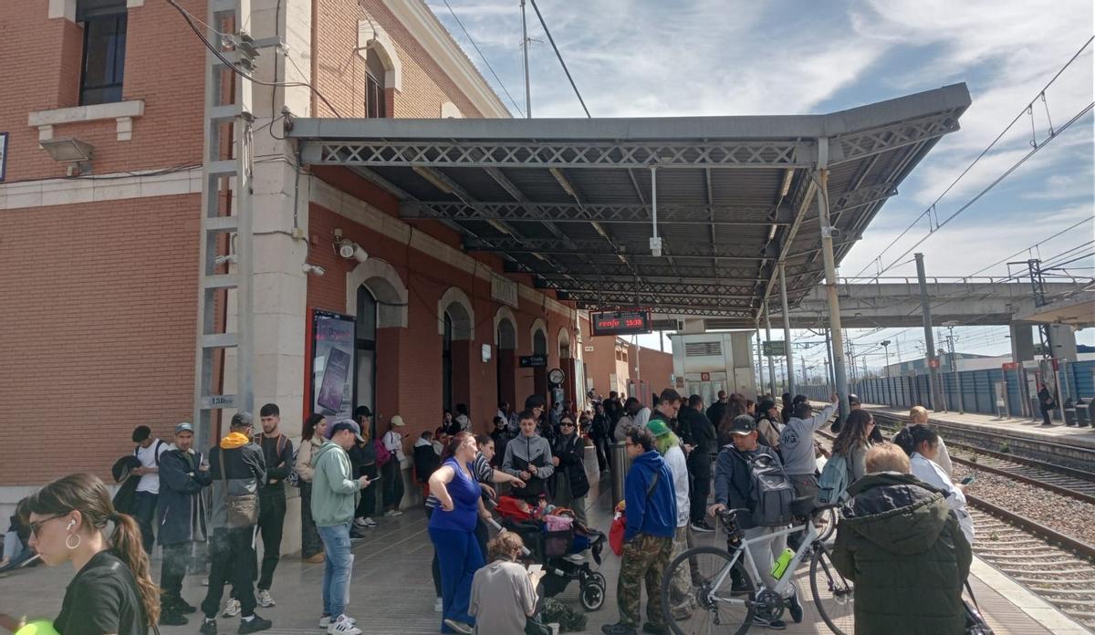 Viajeros de Cercanías esperando el tren en la estación de Alzira.