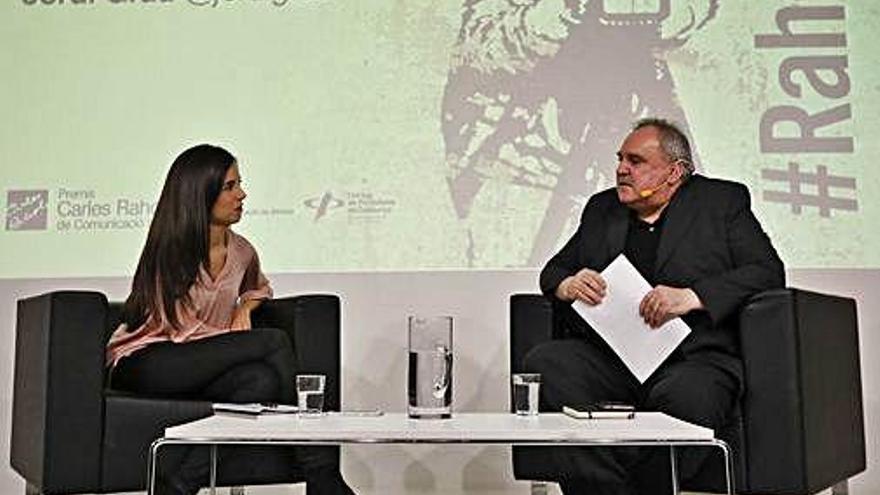 Laura Rosel conversant amb Jordi Grau, ahir a la tarda a la Biblioteca Carles Rahola de Girona.