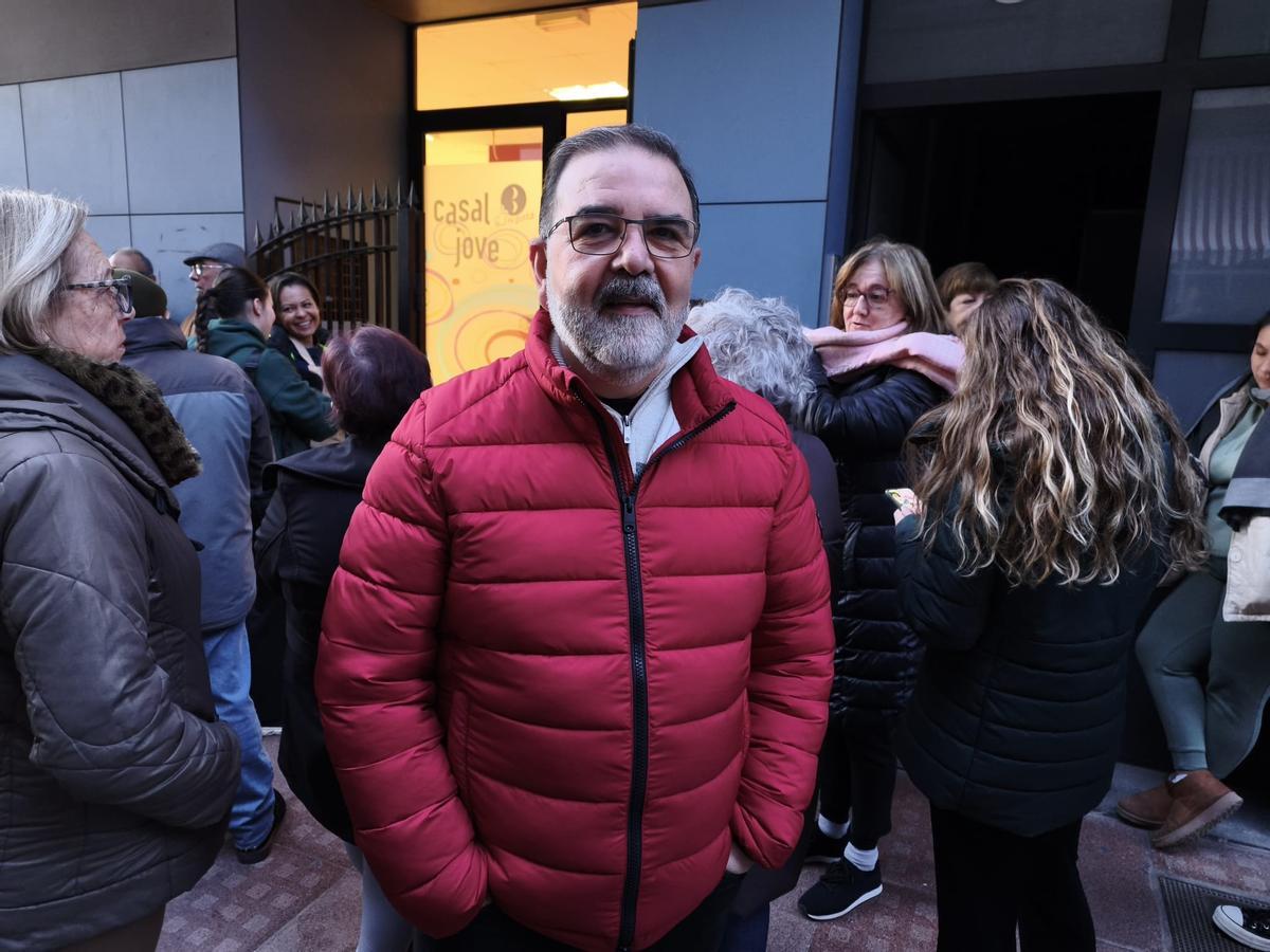 El vecino Joaquín Bernat junto a la entrada del Casal Jove.