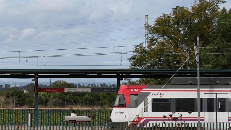 Imagen de recurso de un tren de Cercanías al paso por San Jerónimo.