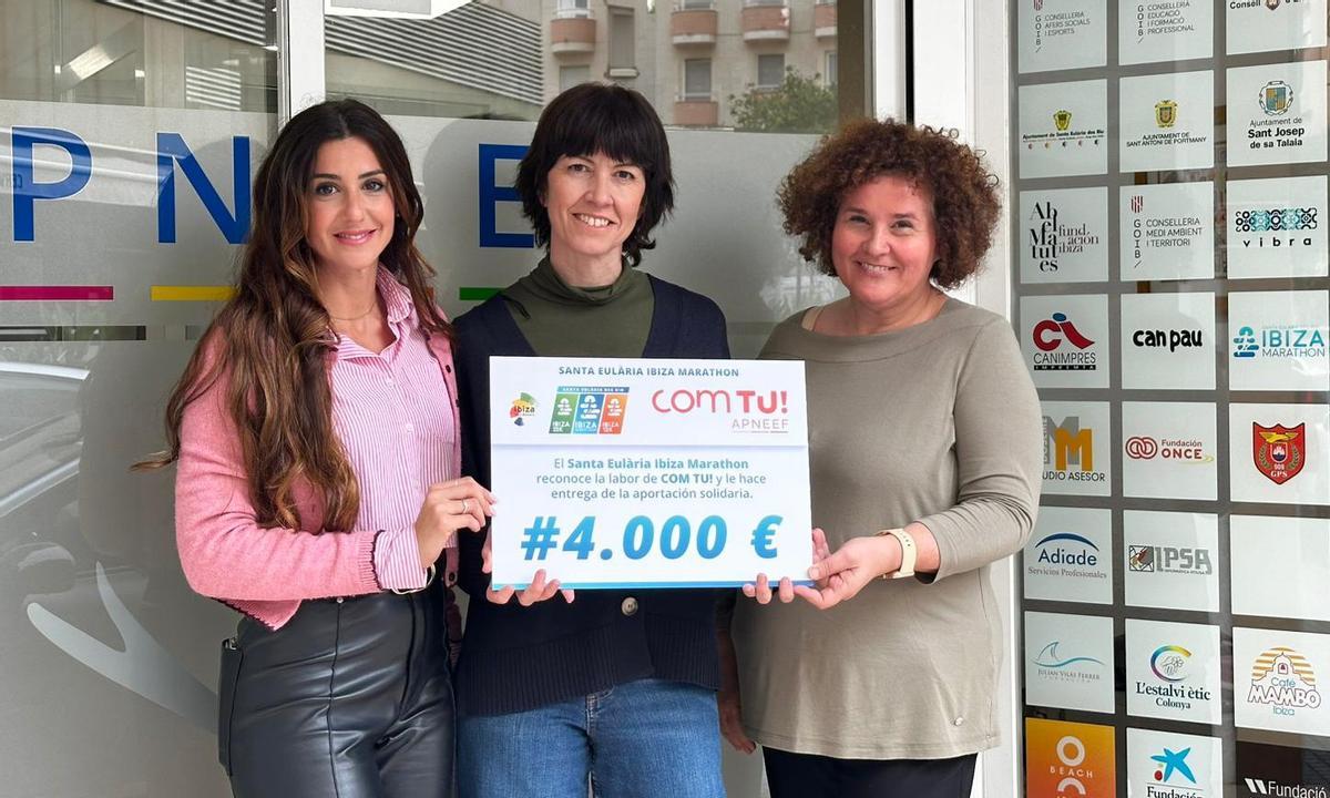 El momento de la entrega del cheque