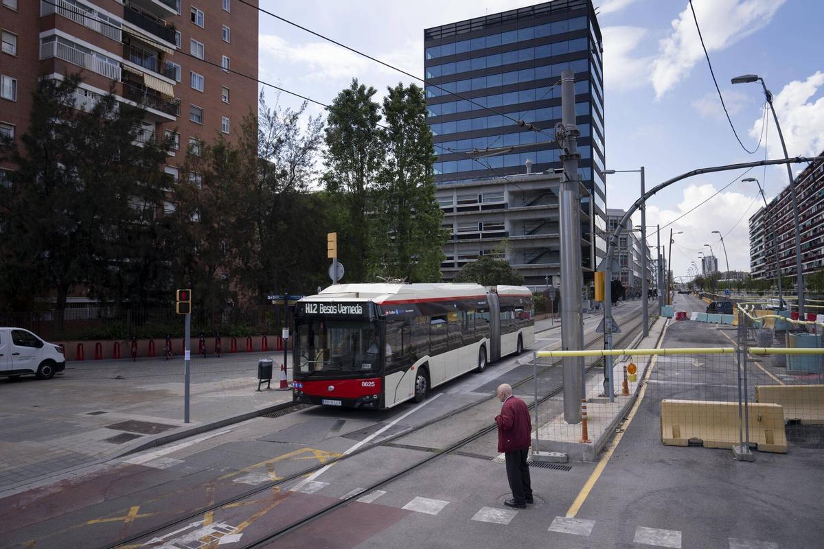Barcelona 12/05/2025 El trambesos tranvía dejará de circular durante seis meses por las obras que se realizarán en la parte de mar de la Gran via entre Glòries y Rambla de Poblenou Fotografía de Ferran Nadeu
