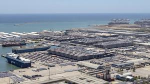 Operativa de carga y descarga de vehículos en el Port de Barelona.