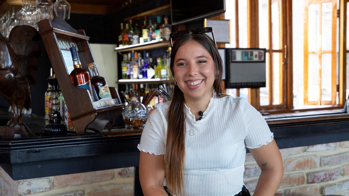 Flavia Blanco, conocida en Instagram como Super Fla Cuba, en el bar Melodrama de La Habana.