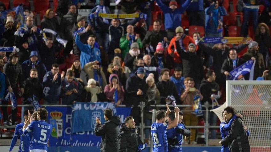 Los jugadores del Oviedo aplauden a los aficionados azules a la finalización del partido.