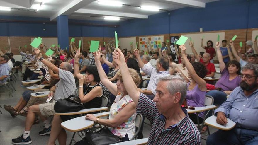 Juntos o de la mano