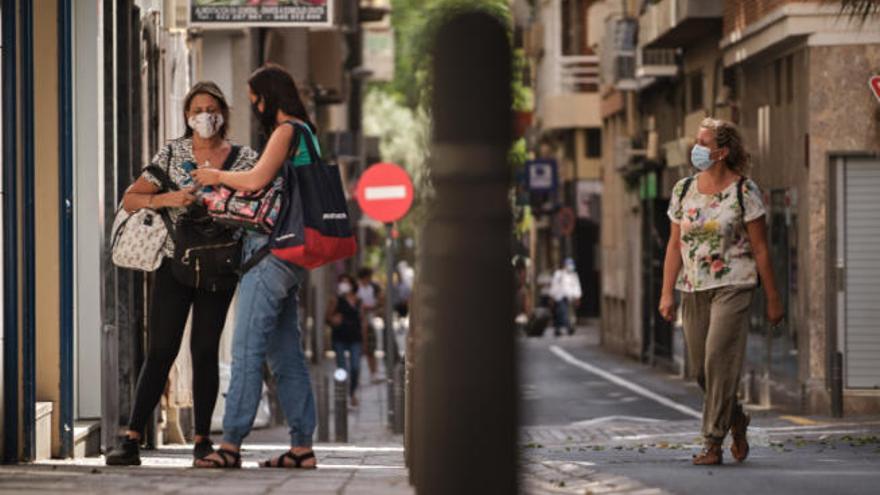 Varias personas con mascarilla pasean por Santa Cruz de Tenerife.