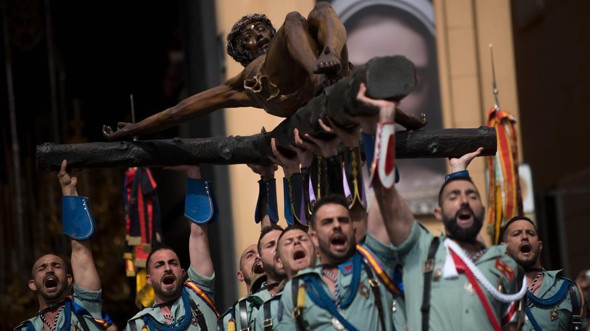 Legionarios españoles cargan la figura de Cristo, en Malaga.