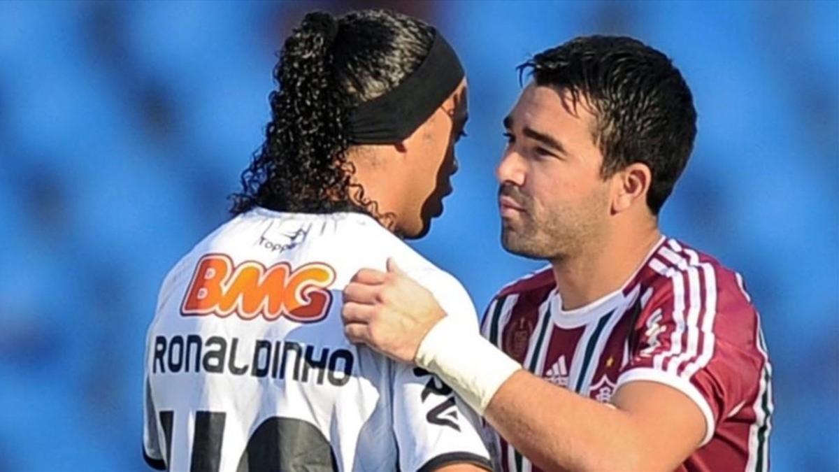 Ronaldinho y Deco se saludan en un partido del Brasileirao