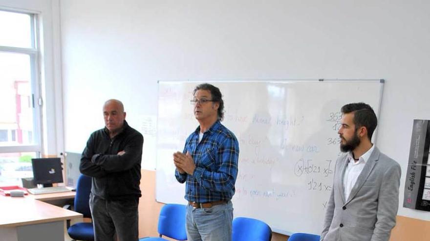 Rafael Ovalle, Tino Ron, representante de la asociación &quot;Más Luarca Valdés&quot; y Jonathan González, ayer en el Instituto de Luarca.