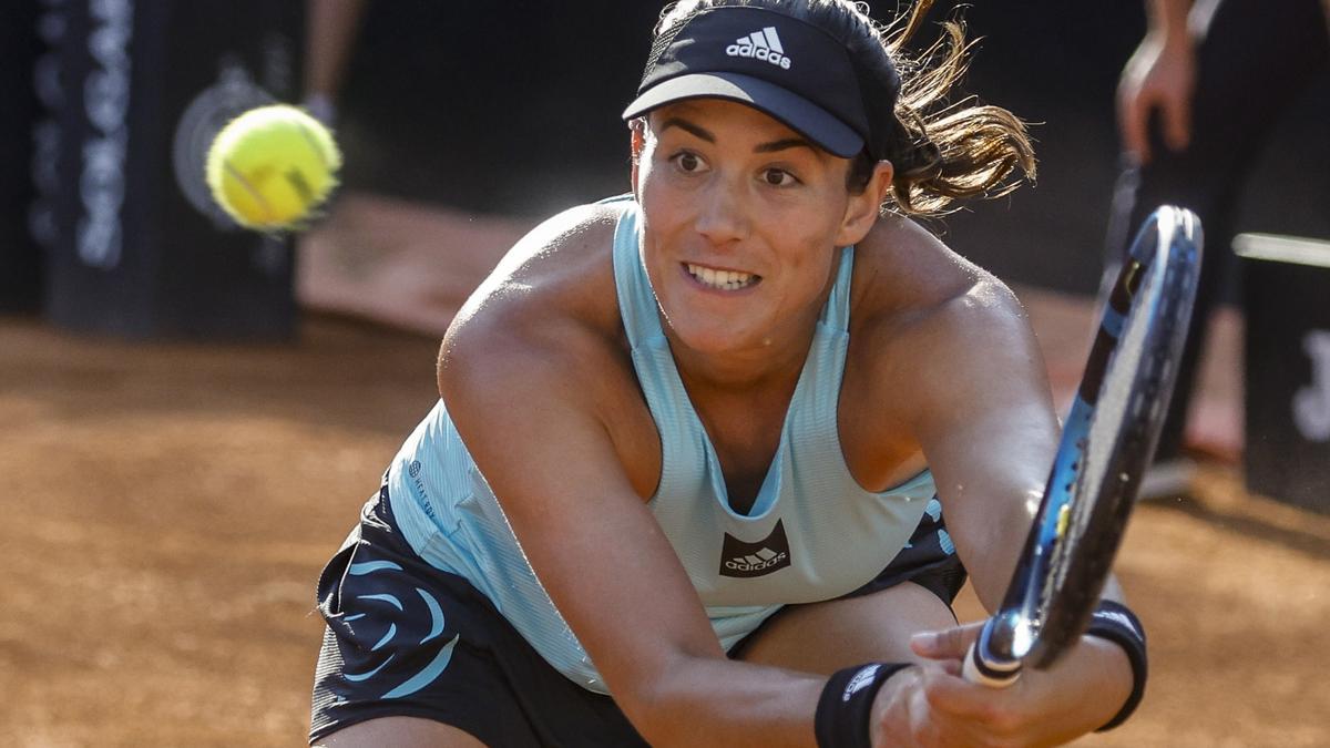 Garbiñe Muguruza devuelve una bola en el Masters 1.000 de Roma.