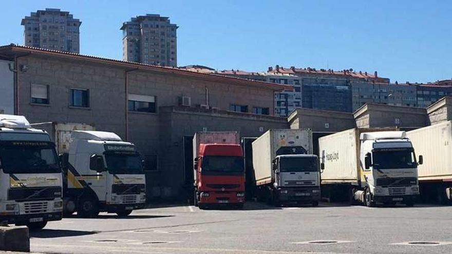 Camiones pasando la revisión de sus contenedores en el PIF de Guixar