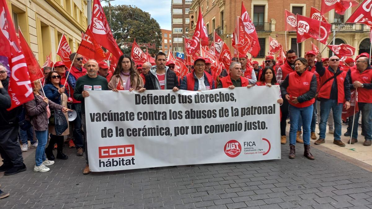 Concentración de los sindicatos por el convenio de la cerámica, durante la anterior negociación.