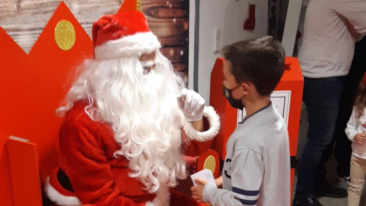 Papá Noel, en San Pedro de Ceque para recoger las cartas de los niños | CEDIDA