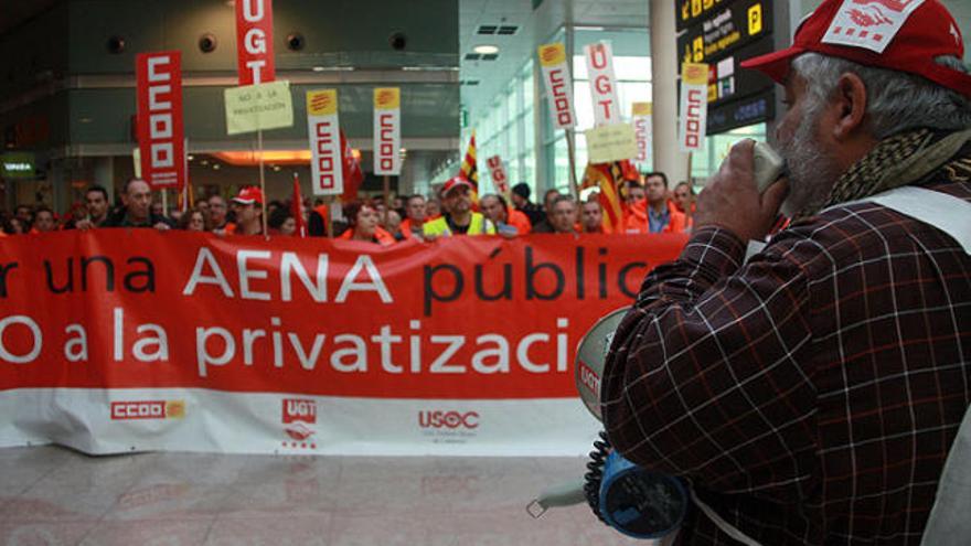 Concentració de treballadors ahir a l&#039;aeroport de Barcelona.